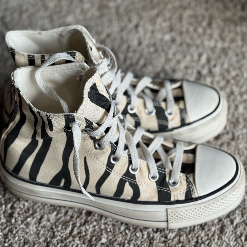 Converse Chuck Taylor All Star Hightop Size- W7.5/ M5.5